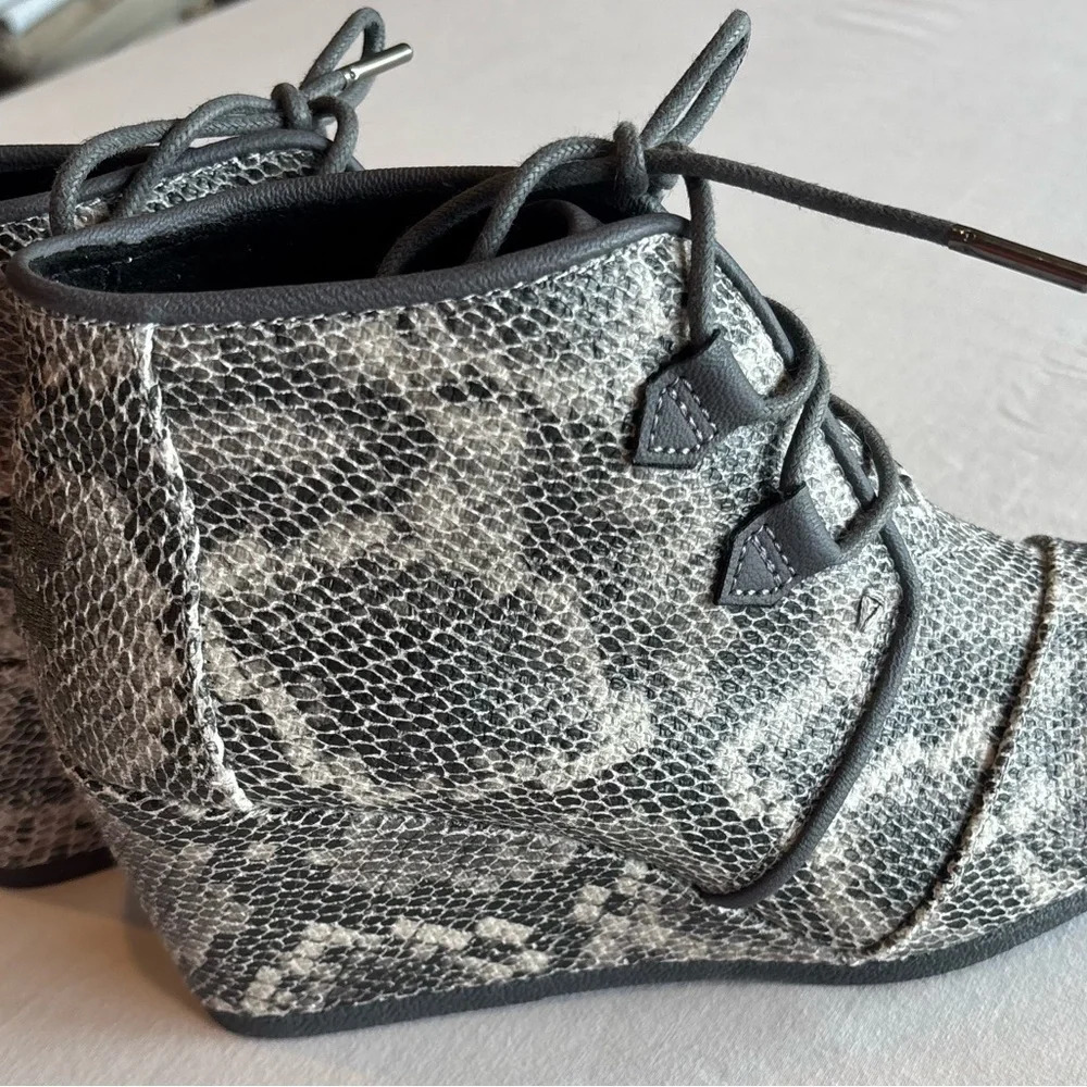 TOMS Women’s Desert Wedge Booties 8 Snakeskin Print‎ Lace Up Ankle Boots Heels